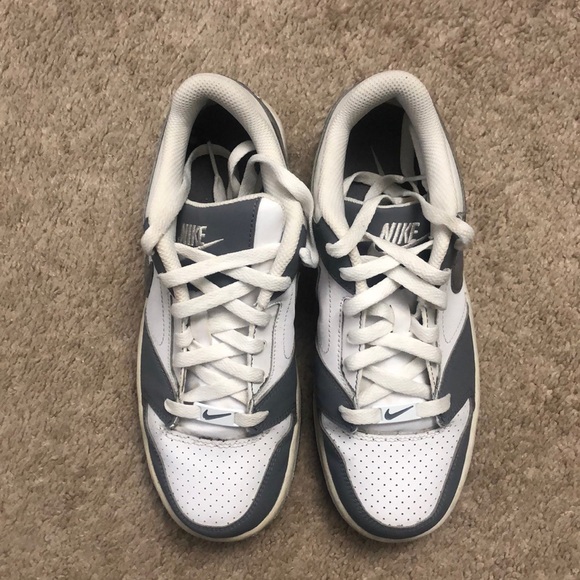 Women’s Nike’s - Picture 2 of 4